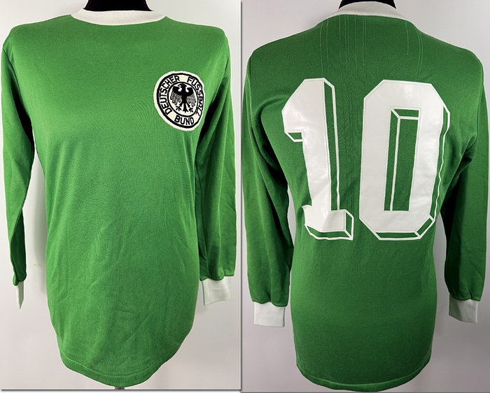 DFB - Trikot WM 1974  | Originales match issued Trikot für ein Spiel der deutschen Nationalmannschaft mit der Rückennummer 10. Es wurde für Günter Netzer für eine Partie während der Weltmeisterschaft 1974 in Deutschland vorbereitet. Das Trikot stammt aus der Sammlung eines ehemaligen Betreuers der DFB-Mannschaft. Spezifikationen: ABB.