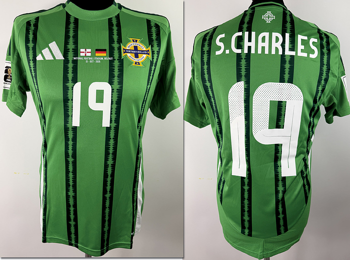 match issued football shirt Nordirland 2025 - Genuine match-issued Northern Ireland shirt from the 2026 World Cup qualifiers Nordirland v Germany 13. Oct 2025 . This number 19 shirt belonged to Shea Charles. It comes from the collection of a DFB staff member. The Adidas Northern Ireland shirt for the 2024/2025 season features integrated sound wave graphics, designed as a tribute to the fans' loud chants.Status AAB; short-sleeved shirt; size M. Embroidered association and manufacturer logos; heat-applied player name and number; flocked World Cup Qualifier and Foundation patches; 100% polyester; made in Cambodia. Condition: A