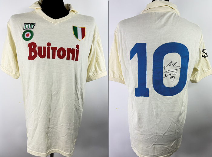Neapel,SSC - Trikot 1987  | Original match worn / issued SSC Neapel 1987/88 Auswärtstrikot vom argentinischen Superstar Diego Maradona. Neapel stellte die torstärkste Offensive der Liga in dieser Saison mit Maradona und Careca..Trikot ist signiert.Trikot stammt aus der Sammlung eines ehemaligen DFB-Mitarbeiters. Status: ABC