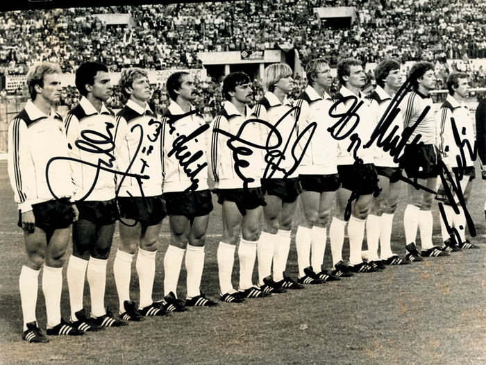Europameister 1980  | s/w-Pressefoto der deutschen Nationalmannschaft von 1980, die in Rom Fußball-Europameister wurde. Mit den Originalsignaturen fast aller Spieler. 21,6x16,5 cm.
