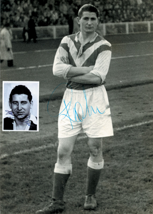 Rahn, Helmut  | (1929-2003) s/w-Pressebild (Schirner) mit Originalsignatur von Helmut Rahn im Trikot von Rot-Weiß Essen ca. 1953. 40 A-LS mit 21 Toren von 1951-60, Fußball Weltmeister 1954 und Torschütze des entscheidenden 3. Tores (3:2) für Deutschland. 16,4x11,7 cm.