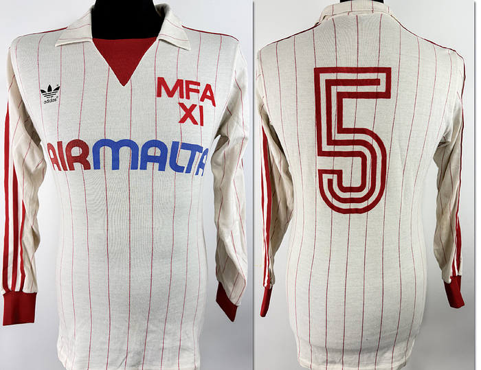 Malta - Trikot 1982  | Original match worn Spielertrikot einer Auswahl der Malta Football Association (MFA XI).MFA Auswahlmannschaften bestritten Anfang der 1980er Jahre verschieden Freundschafts- und Repräsentationsspiele  gegen internationale  Vereinsmannschaften. Die Nummer 5 wurde in der Zeit auch von  Norman Buttigieg getragen, einem etablierten maltesischen Nationalverteidiger. Status ABC