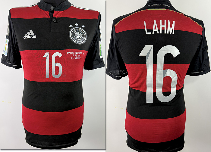 DFB - Trikot 2014  | Original match issued DFB Spielertrikot mit der Nummer 16 von Mario Götze.Vorbereitet für das Halbfinale der WM 2014, Deutschland - Brasilien  USA am 08.07.2014 in Belo Horizonte.Deutschland gewann die Partie 7:1 und legte somit einen wichtigen Grundstein für den späteren Titelgewinn. Status AAB