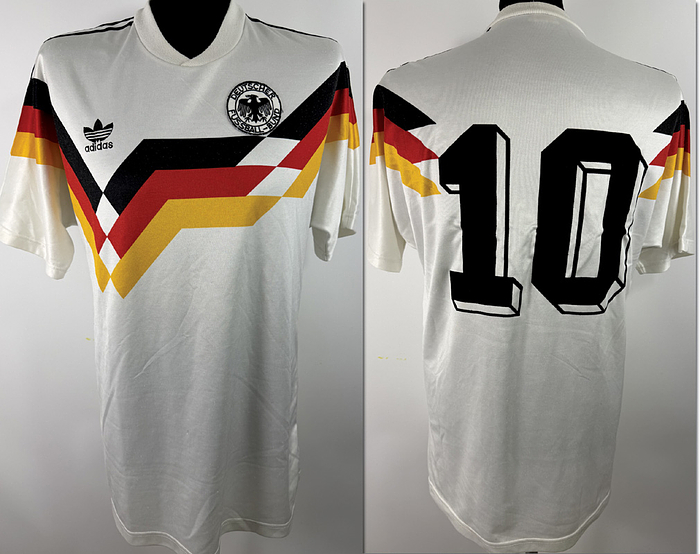 DFB -Trikot 1990  | Original match worn / issued DFB Spielertrikot der mit der Nummer 10. Getragen von Lothar Matthäus in einem Länderspiel im Jahr 1989-1991.Trikot stammt aus der Sammlung eines ehemaligen DFB-Betreuers. Status ABB