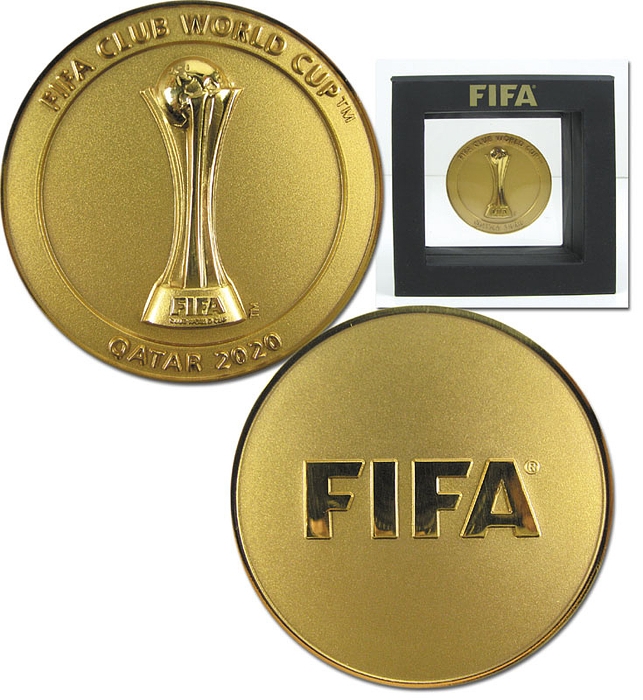 Participation Medal: FIFA Club World Cup 2020 - "FIFA Club World Cup Quatar 2020". Official participant medal for carers, officials and players of the FIFA Club World Cup 2020. Bronze, gilded, 5.0 cm. In original case with outer carton. Very rare, extra fine. Final UANL Tigres v 	FC Bayern München (0-1) Condition: A