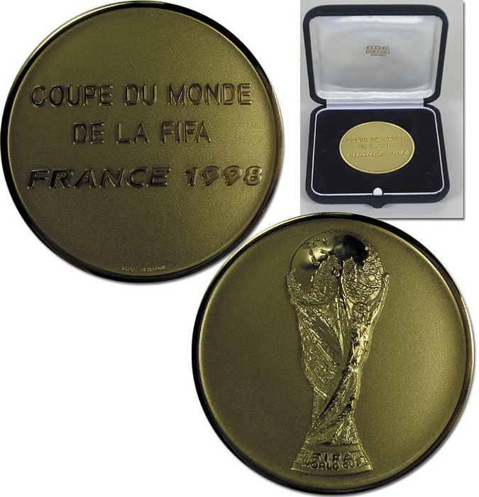 World Cup 1998. Official participation medal - World Cup 1998. Official participation medal „Coupe du Monde da la FIFA France 1998“ Cast in Bronze, gold plated made by Bertoni. Presented to all teams, coaches and officials of the countries qualifying for the Finals 1998 in France. Very rare medal Diameter 5 cm, in original case --The medal comes directly from the estate of FIFA Referee Volker Roth. Condition: A