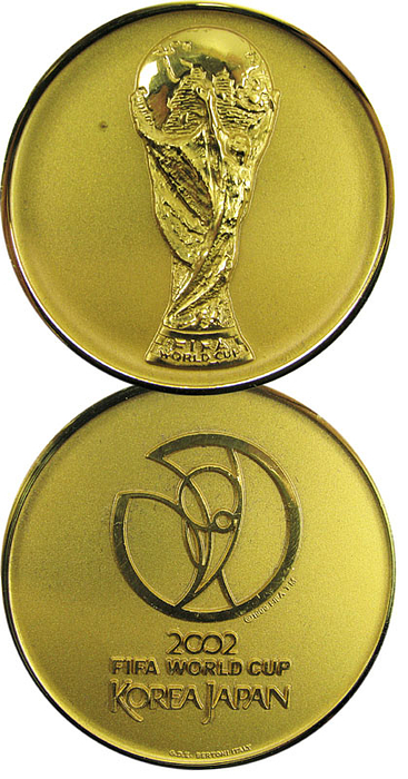 Teilnehmermedaille WM2002  | Teilnehmermedaille zur Fußball-Weltmeisterschaft  „2002 FIFA World Cup. Korea Japan“. Vergoldet, 5cm. In blauer original Präsentationsbox.