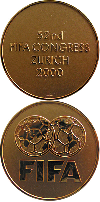 FIFA-Medaille 2000  | Vergoldete Teilnehmermedaille zum 52. Ordentlichen FIFA-Kongress 2000 in Zürich. Tombak, 5 cm.