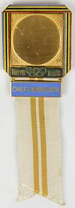 Teilnehmerabzeichen 1964  | Offizielles Teilnehmerabzeichen Tokyo 1964 „Chef de Mission“. Bronze, vergoldet, teilweise farbig emailliert. Schriftleiste hellblau emailliert. Weißes Seidenband mit zwei gold-gelben Streifen. 15x5,1cm. - Bild 2
