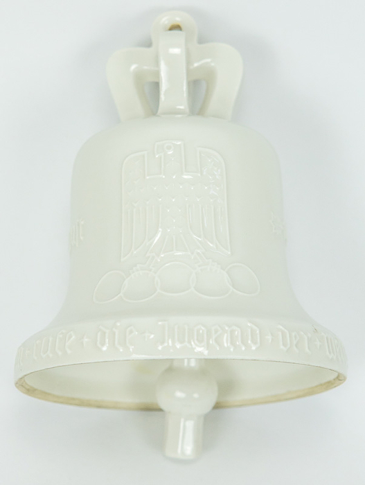 White porcelain Olympic bell 1936 - Olympic Games 1936. White porcelain Olympic Bell with moving hammer made by KPM Berlin. Showing the following motifs and inscriptions: Imperial Eagle with Olympic Rings and the Brandenburg Gate,  „1.-16. August 1936“ and „11. Olympische Spiele. Berlin. Ich rufe die Jugend der Welt“ with swastika, with the manufacturer's blue stamp. Size 12x10cm, very attractive piece, --without wooden stand. Condition: A-