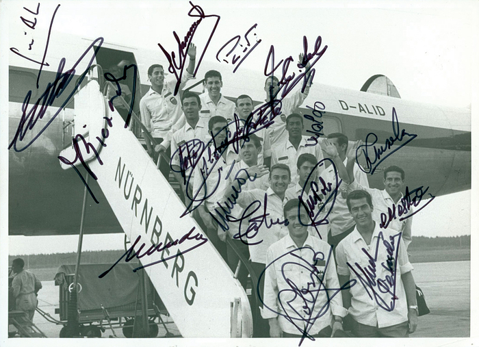 Valencia CF - 1966  | Pressefoto (Schmidtperter) des Valencia CF bei der Ankunft auf dem Flughafen Nürnberg. Mit 16 original Signaturen der Spieler vom UEFA Messepokalspiel 1966 1.FC Nürnberg v Valencia CF, 18x13 cm.