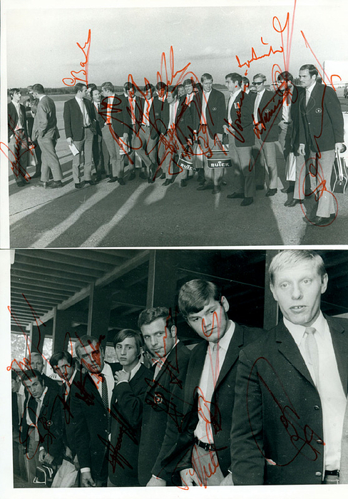 Amsterdam, Ajax - 1968  | 2 Pressefotos (Schmidtpeter) von Ajax Amsterdam anläßlich der Ankunft auf dem Flughafen Nürnberg zum Europapokalspiel 1.FC Nürnberg v Ajax Amsterdam am 18.9.1968 mit insgesamt 21 original Signaturn der Spieler dabei 2x Johan Cruyff, je 18x13 cm.