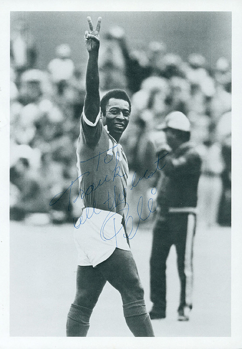 Pelé  | (1940-2022) S/W-Magazinfoto mit Originalsignatur und zweizeiliger Widmung von Pelé. Brasilianischer Fußball - Weltmeister 1958, 1962 und 1970. 25x17,5  cm.