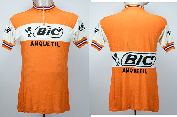 Radsporttrikot - 1969 Anquetil  | ORIGINAL Radrenntrikot für Zeitfahren aus Seide von Jaques Anquetil (1934-1987) ca. aus dem Jahre 1969. 5-facher Tour de France Sieger. Seide mit Stretchbündchen. Bic-Logo vorne und hinten und an den Ärmeln gestickt, "Anquetil" vorne und hinten bestickt. Hersteller: "Vittore Gianni, Milano" (Name auf Wäschezeichen gestickt!).