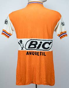 ORIGINAL silk time-trial cycling shirt - ORIGINAL silk time-trial cycling shirt belonging to Jacques Anquetil (1934–1987), dating from 1969. Five-time Tour de France winner. Silk with stretch cuffs. Embroidered "Bic" logo on the front, back, and sleeves; "Anquetil" embroidered on the front and back. Manufacturer: "Vittore Gianni, Milano" (name embroidered on the care label!). --Small hole at the collar; the jersey was on display for years at the Swiss Sports Museum in Basel (which has since closed)! Silk time-trial jerseys are extremely rare. There are numerous retro reproductions of this "Bic" jersey, but they are made of a different material and lack embroidery. Condition: B - Bild 2