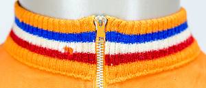 Radsporttrikot - 1969 Anquetil  | ORIGINAL Radrenntrikot für Zeitfahren aus Seide von Jaques Anquetil (1934-1987) ca. aus dem Jahre 1969. 5-facher Tour de France Sieger. Seide mit Stretchbündchen. Bic-Logo vorne und hinten und an den Ärmeln gestickt, "Anquetil" vorne und hinten bestickt. Hersteller: "Vittore Gianni, Milano" (Name auf Wäschezeichen gestickt!). - Bild 4