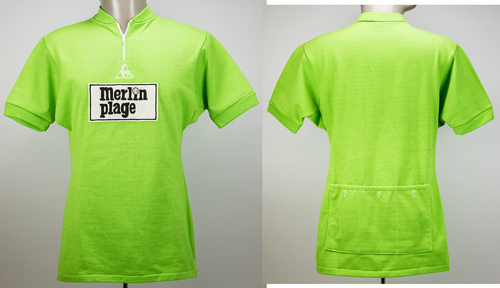 Radsporttrikot - 1971 Schär  | Original Radrenntrikot von Roland Schär (SUI). Punkte - Trikot getragen von Schär 1971 bei der Tour de l´Avenir. Hersteller "Le Coq Sportif". Mit aufgesticktem Le Coq - Logo. Aufgenähtes, besticktes Werbebanner "Merlin plage". Rückeitig aufgenähte Taschen.