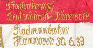Siegerschleife Hannover 1939  | Original Siegerschleife "Radrennbahn Hannover 30.6. 1939 - Länderkampf Deutschland Dänemark". Seidenschleife mit goldbrokatbesticktem Schriftzug, 54x18 cm. - Bild 3