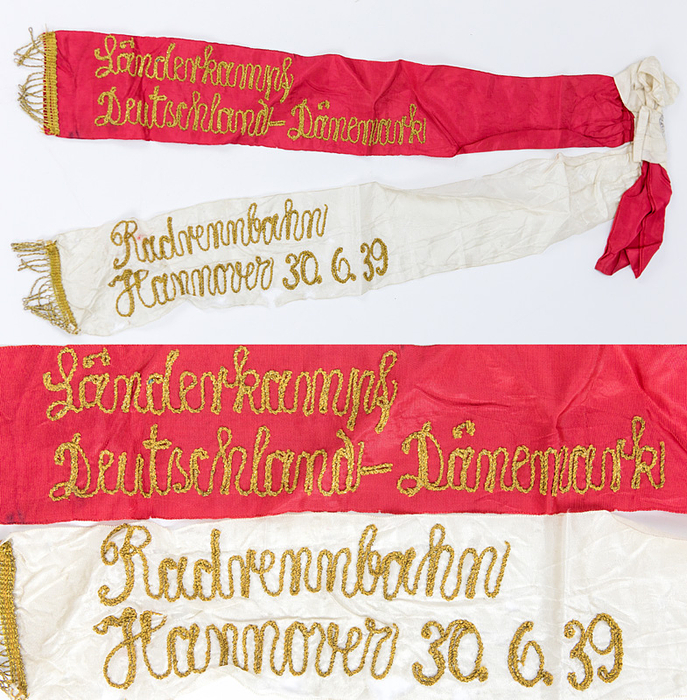Sorry, no english description is available. ...  -  Condition: C.....Kleine Fehlstellen am Seidenband.-- Offizieller Radrennländerkampf! Diese Siegerschleife wr ursprünglich an einem Siegerkranz befestigt. ARCHIV