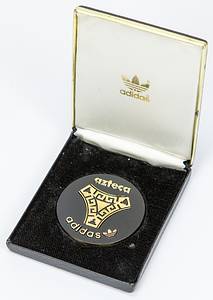  - Commemorative Medal from Adidas for the WC 1986 in Mexico. Bronze, gold plated. Inscriptions: front „Azteca Adidas“, rear „FIFA World Cup 1986 Mexico“. Presented to players, trainers and officials. Very rare! Size 6.3 cm. Condition: A - Bild 2
