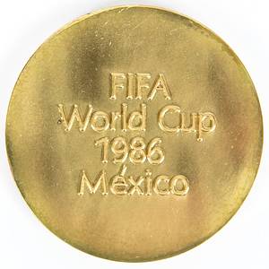 Erinnerungsmedaille WM86  | Erinnerungsmedaille der Firma „Adidas“ anläßlich der  Fußball - Weltmeisterschaft 1986. Vorderseite „Azteca Adidas“. Rückseite: „FIFA World Cup 1986 Mexico“. Bronze, vergoldet. 6,3 cm. In original Box. - Bild 3