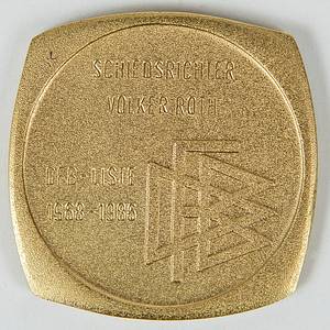 DFB-Ehrenplakette  | DFB-Ehrenplakette mit Gravur „Schiedsrichter Volker Roth DFB-Liste 1968-1986“ Vorderseite: Bundesadler und Inschrift „Deutscher Fussballbund“ Bronze, vergoldet, 4,1x4,1 cm. Im original Etui. - Bild 2