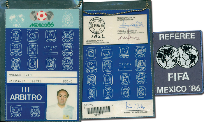 Ausweis WM 1986  | Offizieller Ausweis "Arbitro" (Schiedsrichter) für die Fußball-Weltmeisterschaft 1986 von dem deutschen Schiedsrichter Volker Roth (9142-2025). Mit Lichtbild und origonal Signartur, 15,5x10,5 cm. Mit original Halsband. Dabei: Volker Roths original Stoffaufnährer "Fereree FIFA Mexico ´86", bestickt, 8x6,5 cm