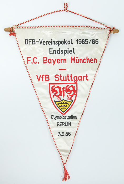 1Stuttgart,VfB - Wimpel 1986  | Farbig bestickter original Spielwimpel des VfB Stuttgart aus Seide mit Schriftzug "DFB-Vereinspokal 1985/86 Endspiel. FC Bayern München - VfB Stuttgart. Olympiastadion Berlin 3.5.1986" (5:2).  Mit aufgesticktem Vereinsemblem. Rot-weißer  Seidenbordüre und Seidenbommel. Holzstange. 42x29 cm (ohne Bommel). Persönlicher Wimpel von Volker Roth, der als Linienrichter mitwirkte