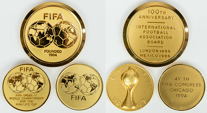 FIFA - Medaillen  | 3 offizielle FIFA - Medaillen aus der Sammlung von Volker Roth: 1) Offizielle FIFA Jubiläumsmedaille "100th Anniversary International Football Association Board 1886 - 1986". Bronze, vergoldet, 7 cm. 2) "49th FIFA Congress Chicago 1994" Tombak, vergoldet, 5cm. 3) "FIFA Under 17 World Championships Egypt 1997" Tombak, vergoldet, 5 cm. Alle Medaillen in original Boxen