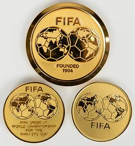 FIFA - Medaillen  | 3 offizielle FIFA - Medaillen aus der Sammlung von Volker Roth: 1) Offizielle FIFA Jubiläumsmedaille "100th Anniversary International Football Association Board 1886 - 1986". Bronze, vergoldet, 7 cm. 2) "49th FIFA Congress Chicago 1994" Tombak, vergoldet, 5cm. 3) "FIFA Under 17 World Championships Egypt 1997" Tombak, vergoldet, 5 cm. Alle Medaillen in original Boxen - Bild 3