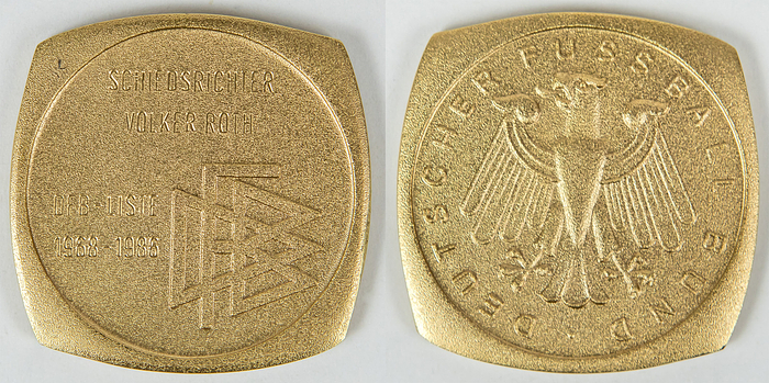 DFB-Ehrenplakette  | DFB-Ehrenplakette mit Gravur „Schiedsrichter Volker Roth DFB-Liste 1968-1986“ Vorderseite: Bundesadler und Inschrift „Deutscher Fussballbund“ Bronze, vergoldet, 4,1x4,1 cm. Im original Etui.