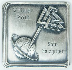 Spielplakette WM 1986  | Achtelfinalpiel der FIFA Weltmeisterschaft 1986 Brasilien v Polen (4:1) am 16.6.1986. Schiedsrichter dieses Spiels: Volker Roth (GER; 1952-2025).  Offizielle Ehrenplakette des Deutschen Fußballbund mit dem Logo des DFB und Inschrift "Volker Roth Spfr.Salzgitter". Rückseitige Inschrift "Zur Erinnerung an das Länderspiel Brasilien - Polen 16. VI. 1986 Guadaljara". Tombak, 4,8x4,8 cm. Unikat! - Bild 2
