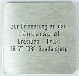  - 1986 FIFA World Cup Round of 16 match between Brazil and Poland (4–1) on June 16, 1986. Match referee: Volker Roth (GER; 1952–2025). Official commemorative plaque from the German Football Association (DFB) featuring the DFB logo and the inscription "Volker Roth Spfr. Salzgitter." Inscription on the reverse: "In memory of the international match Brazil vs. Poland, 16 June 1986, Guadalajara." Tombac, 4.8 x 4.8 cm. Unique item! --The DFB awarded these commemorative plaques to German referees for international assignments. The medals come directly from the estate of Volker Roth. Condition: A - Bild 3