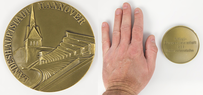 - Official UEFA Euro 1988 participant medal issued by the City of Hanover to all players, referees, and officials involved in matches played at the Niedersachsenstadion in Hanover during the 1988 European Football Championship. Bronze, weight: 178 grams, 8 cm. In original presentation case. Personal medal belonging to referee Volker Roth (1942–2025; GER). --The medal comes directly from the estate of Volker Roth. Condition: A-