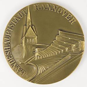 Teilnehmermedaille EM1988  | Offizielle Teilnehmermedaille UEFA Euro 1988 von der Stadt Hannover für alle Spieler, Shiedsrichter und Funktionäre die Spiele während der Fußball Europameisterschaft 1988 in Niedersachsenstadion / Hannover ausgetragen haben. Bronze, Gewicht: 178 Gramm, 8 cm. Im original Etui. Persönliche Medaille des Schiedsrichters Volker Roth (1942-2025; GER) - Bild 2