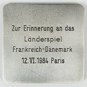 Ausweis + Ehrenplakette EM 1984  | Eröffnungsspiel der UEFA Euro 1984 Frankreich v Dänemark am 12.6.1984 in Paris. Schiedsrichter dieses Spiels: Volker Roth (GER; 1952-2025). Original Ausweis der UEFA Euro 1984 von Volker Roth, 12,5x8 cm. Und Offizielle Ehrenplakette des Deutschen Fußballbund mit dem Logo des DFB und Inschrift "Volker Roth Spfr.Salzgitter". Rückseitige Inschrift "Zur Erinnerung an das Länderspiel Frankreich - Dänemark 12. VI. 1984 Paris". Tombak, 4,8x4,8 cm in original Box. Unikat! - Bild 2