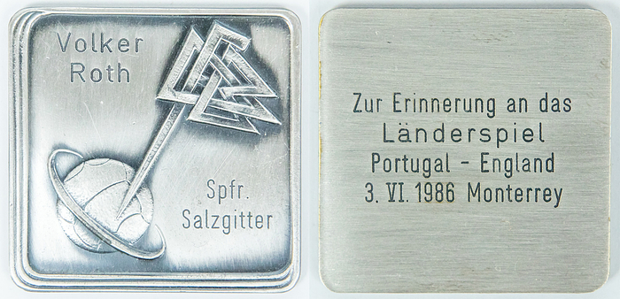 Spielplakette WM 1986  | Gruppenspiel der FIFA Weltmeisterschaft 1986 Portugal v England (1.0) am 3.6.1986. Schiedsrichter dieses Spiels: Volker Roth (GER; 1952-2025).  Offizielle Ehrenplakette des Deutschen Fußballbund mit dem Logo des DFB und Inschrift "Volker Roth Spfr.Salzgitter". Rückseitige Inschrift "Zur Erinnerung an das Länderspiel Portugal  - England 3. VI. 1986 Monterrey". Tombak, 4,8x4,8 cm. Unikat!