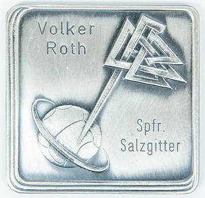 Spielplakette WM 1986  | Gruppenspiel der FIFA Weltmeisterschaft 1986 Portugal v England (1.0) am 3.6.1986. Schiedsrichter dieses Spiels: Volker Roth (GER; 1952-2025).  Offizielle Ehrenplakette des Deutschen Fußballbund mit dem Logo des DFB und Inschrift "Volker Roth Spfr.Salzgitter". Rückseitige Inschrift "Zur Erinnerung an das Länderspiel Portugal  - England 3. VI. 1986 Monterrey". Tombak, 4,8x4,8 cm. Unikat! - Bild 2