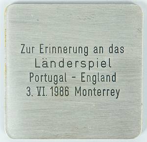 Spielplakette WM 1986  | Gruppenspiel der FIFA Weltmeisterschaft 1986 Portugal v England (1.0) am 3.6.1986. Schiedsrichter dieses Spiels: Volker Roth (GER; 1952-2025).  Offizielle Ehrenplakette des Deutschen Fußballbund mit dem Logo des DFB und Inschrift "Volker Roth Spfr.Salzgitter". Rückseitige Inschrift "Zur Erinnerung an das Länderspiel Portugal  - England 3. VI. 1986 Monterrey". Tombak, 4,8x4,8 cm. Unikat! - Bild 3