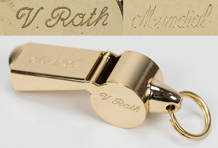 Goldene Pfeiffe  | Goldene Pfeiffe von Volker Roth mit der Gravur "Mundial" und der Namensgravur "V.Roth". Vergoldete Metalltrillerpfeiffe ca. 1986, 5x1,8x1,5 cm