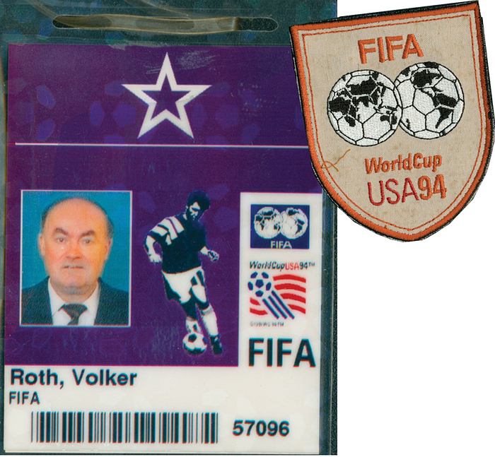 Ausweis WM 1994  | Offizieller Ausweis für die  FIFA Fußball-Weltmeisterschaft USA 1994 für den deutschen FIFA Spielbeobachter Volker Roth (1942-2025; GER) mit Lichtbild, 10,5x8 cm. Dabei Offizielles Stoffaufnäher der FIFA für Funktionäre "FIFA World Cup USA 94", Leinen, bestickt, 10x8,5 cm.