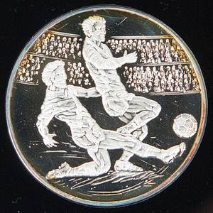 1Schiedsrichter des Jahres 1986  | Ehrengeschenk des DFB anläßlich der Verleihung des Preises "Schiedsrichter des Jahres 1986" an Volker Roth. Präsentationskassette mit gravierter Silberplakette im Deckel mit der Inschrift "Schiedsrichter des Spiejahres 1985/86 VOLKER ROTH 31.Juli 1986 Deutscher Fußball-Bund" (7,5x3,6 cm). In der Kassette zwei Erinnerungsmedaille "Fußball - Weltmeisterschaft 1986" (Silber gepunzt 999, 3,5 cm) und Medaille "Ehrenspielführer der Nationalmannschaft" (Silber, gepunzt 999, 4,5 cm). Medaillen in Plexiglasetuis. (Silberwert ca. 120 €) 18x18x2 cm - Bild 3