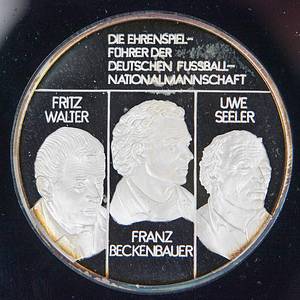 1Schiedsrichter des Jahres 1986  | Ehrengeschenk des DFB anläßlich der Verleihung des Preises "Schiedsrichter des Jahres 1986" an Volker Roth. Präsentationskassette mit gravierter Silberplakette im Deckel mit der Inschrift "Schiedsrichter des Spiejahres 1985/86 VOLKER ROTH 31.Juli 1986 Deutscher Fußball-Bund" (7,5x3,6 cm). In der Kassette zwei Erinnerungsmedaille "Fußball - Weltmeisterschaft 1986" (Silber gepunzt 999, 3,5 cm) und Medaille "Ehrenspielführer der Nationalmannschaft" (Silber, gepunzt 999, 4,5 cm). Medaillen in Plexiglasetuis. (Silberwert ca. 120 €) 18x18x2 cm - Bild 5