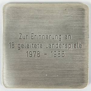 1DFB-Ehrenplakette Volker Roth  | DFB-Ehrenplakette für den Schiedsrichter Volker Roth mit rückseitiger Gravur (Zur Erinnerung an 18 geleitet Länderspiele 1978 - 1986), Tombak, 4,8x4,8 cm in original Box. Uniat! - Bild 2