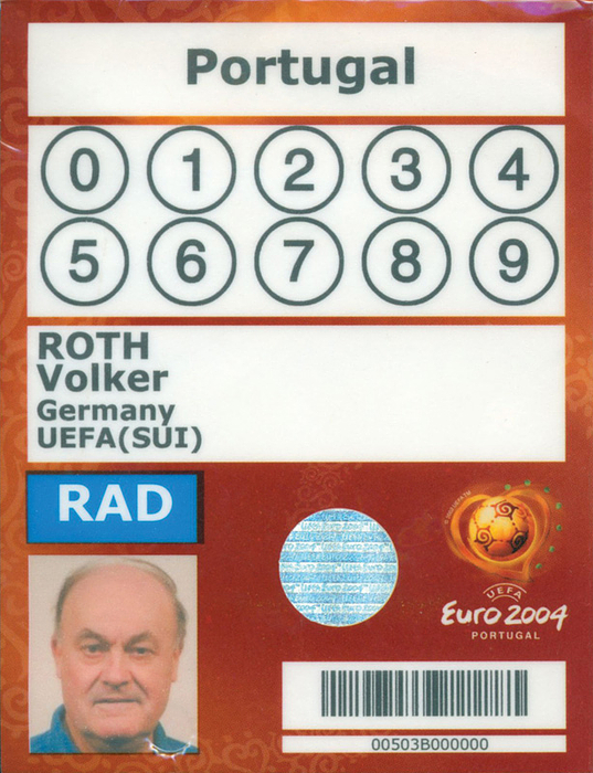 Ausweis EM 2004  | Offizielle Teilnehmerausweis von der UEFA Euro 2004 für den UEFA - Spielbeobachter Volker Roth (1942-2025;GER) mit Lichtbild. 13.5x10,5 cm