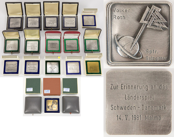 1DFB-Ehrenplaketten Volker Roth  | 14 persönliche DFB-Ehrenplaketten von Volker Roth für seine internationalen Spiele der A-Nationalmannschaften die er zwischen 1978 - 1986 geleitet hat. Jede Plakette mit seinem Namen und rückseitiger Gravur der Länderspielpaarung mit Datum. je 4,7x4,7cm. Tomak, versilbert in original Etui. Dabei: 7 weitere Plaketten aus Bronze für Spiele von U-21 und Amateur - Länderspielen. Der DFB verlieh den deutschen Schiedsrichtern für internationale Einsätze diese Ehrenplaketten. Silberne Plaketten für A-Länderspiele, Bronze für andere internationalen Begegnungen.