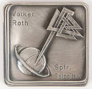 1DFB-Ehrenplaketten Volker Roth  | 14 persönliche DFB-Ehrenplaketten von Volker Roth für seine internationalen Spiele der A-Nationalmannschaften die er zwischen 1978 - 1986 geleitet hat. Jede Plakette mit seinem Namen und rückseitiger Gravur der Länderspielpaarung mit Datum. je 4,7x4,7cm. Tomak, versilbert in original Etui. Dabei: 7 weitere Plaketten aus Bronze für Spiele von U-21 und Amateur - Länderspielen. Der DFB verlieh den deutschen Schiedsrichtern für internationale Einsätze diese Ehrenplaketten. Silberne Plaketten für A-Länderspiele, Bronze für andere internationalen Begegnungen. - Bild 2