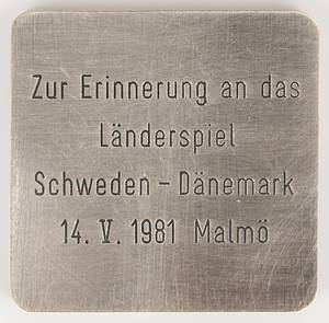 Sorry, no english description is available. ...  -  Condition: A-.....Tolle Sammlung eines DFB Schiedsrichters von seinen 18 internationalen A - Länderspielen die er diesem Zeitraum geleitet, 14 vorhanden (+3 sind inder Auktion nochn unter WM 1986 und EM 1984 zufinden. Insgesamt 21 Plaketten. - Bild 3