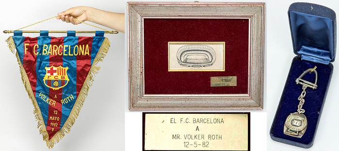 2Barcelona,FC-Spielwimpel 1982  | Original Spielwimpel des FC Barcelona vom Endspiel um den UEFA Europacup der Pokalsieger 1982 FC Barcelona v Standart Lüttich (2:1) mit der gestickten Aufschrift "F.C. Barcelona a Volker Roth 12 Mayo 1982" mit aufgesticktem Vereinslogo. Seidenwimpel mit Goldbrokatfransen, Goldbrokatschnur und Messingstange mit Messingkugel. 47x38 cm. Volker Roth(1942-2025) war in diesem Spiel als Linienrichter eingesetzt. Ein Erinnerungsgeschenk des FC Barcelona an Volker Roth gerahmte Stadionansicht auf geschwärzter vergoldeter Metallplatte und eine aufgesetzte Widmungsplatte mit Gravur "El FC Barcelona a Mr. Volker Roth 12-5-82", 30x24 cm und ein Schlüsselanhänger als 3-D Ansicht des  Stadions des FC Barcelona.(Silber, gepunzt) In original Box.
