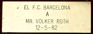 2Barcelona,FC-Spielwimpel 1982  | Original Spielwimpel des FC Barcelona vom Endspiel um den UEFA Europacup der Pokalsieger 1982 FC Barcelona v Standart Lüttich (2:1) mit der gestickten Aufschrift "F.C. Barcelona a Volker Roth 12 Mayo 1982" mit aufgesticktem Vereinslogo. Seidenwimpel mit Goldbrokatfransen, Goldbrokatschnur und Messingstange mit Messingkugel. 47x38 cm. Volker Roth(1942-2025) war in diesem Spiel als Linienrichter eingesetzt. Ein Erinnerungsgeschenk des FC Barcelona an Volker Roth gerahmte Stadionansicht auf geschwärzter vergoldeter Metallplatte und eine aufgesetzte Widmungsplatte mit Gravur "El FC Barcelona a Mr. Volker Roth 12-5-82", 30x24 cm und ein Schlüsselanhänger als 3-D Ansicht des  Stadions des FC Barcelona.(Silber, gepunzt) In original Box. - Bild 3